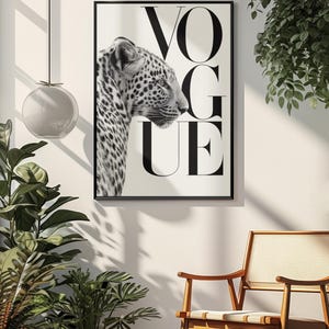 Pu&ograve; includere: Stampa incorniciata in bianco e nero con il profilo di un leopardo e la parola "VOGUE" in lettere nere. L'immagine &egrave; ambientata su uno sfondo bianco, creando un contrasto sorprendente. La stampa &egrave; esposta in una stanza con piante e una sedia di legno.