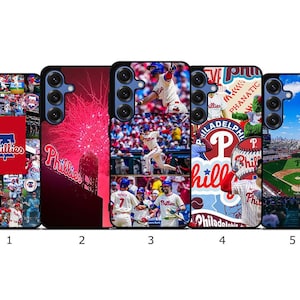 Puede incluir: Cinco fundas para teléfono con diseños de béisbol de los Filis de Filadelfia. Las fundas muestran logotipos del equipo, fotos de acción de jugadores y vistas del estadio. Los colores incluyen rojo, azul y blanco, con el logotipo de los Filis.