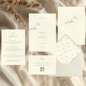 Op de afbeelding: Een verzameling trouwbriefpapier in crème en groen. De uitnodigingsset bevat een uitnodiging, een RSVP-kaart, een detailkaart en een envelop. Elk stuk heeft een delicate illustratie van vogels op een tak.