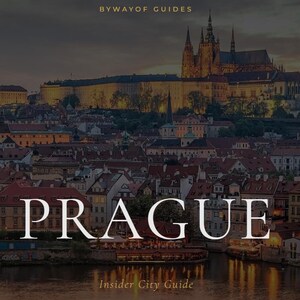 Pode incluir: Uma vista panorâmica de Praga ao entardecer, com a arquitetura da cidade e um rio. A palavra "PRAGUE" é exibida em letras maiúsculas brancas grandes. O texto "Insider City Guide" também é visível.