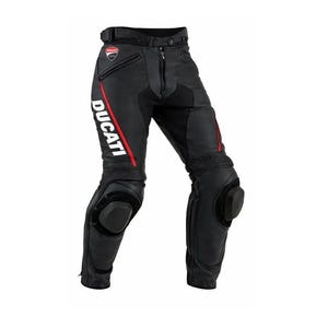 Puede incluir: Pantalones de moto de cuero negro con el logotipo de Ducati en blanco impreso verticalmente en la pierna derecha, una franja roja, cierre de cremallera frontal, cinturón ajustable y rodilleras protectoras integradas en ambas piernas.
