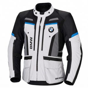 以下が含まれることがあります： 胸元にBMWのロゴ、右側に縦書きのBMWの文字、左下にBMW Motorradのテキストがプリントされた、白、黒、グレーのモーターサイクルジャケット。ハイカラー、複数のジッパー付きポケット、ブルーのアクセントが特徴です。