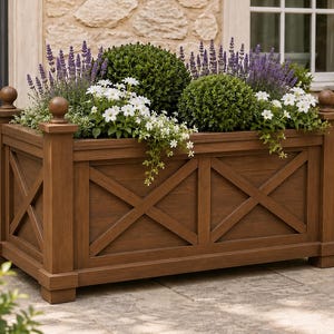 Peut inclure: Une jardinière rectangulaire en bois marron avec un motif en X décoratif sur les panneaux avant et latéraux, surmontée de quatre poteaux d'angle avec des embouts sphériques, remplie d'arbustes verts, de lavande violette et de petites fleurs blanches.