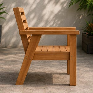 Peut inclure: Chaise en bois pour l'extérieur, finition naturelle. Le dossier et l'assise sont à lattes, avec accoudoirs. Fabriquée en bois massif, elle est robuste. Conçue pour l'extérieur, elle est idéale pour un patio ou une terrasse. Dimensions : environ 75 cm de haut.