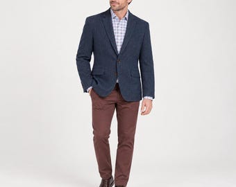 Blazer masculino de alfaiataria em Harris Tweed, modelo espinha de peixe em lã azul-marinho, com abotoamento simples, da Stranraer.