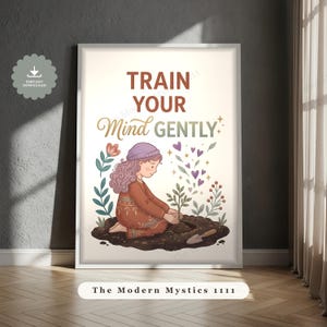 Peut inclure: Une affiche murale encadrée avec le texte TRAIN YOUR MIND GENTLY en marron, doré et vert. L'illustration montre une personne aux longs cheveux ondulés portant un bonnet violet, agenouillée dans la terre et s'occupant d'une petite plante verte.