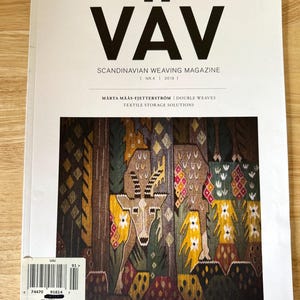 Peut inclure: Un numéro du magazine VÄV Scandinavian Weaving de 2019, numéro 4. La couverture blanche présente un texte noir en gras et une image centrale d'un textile tissé représentant un animal stylisé dans des tons marron, vert, jaune et rouge.