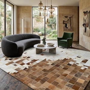 Patchwork Rindsleder Teppich, Echtes Kuhfell Teppich, Moderner Geometrischer Lederteppich, Braun-Weißer Neutraler Großer Luxus Teppich für Wohnzimmer