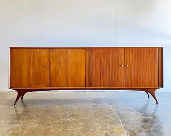 Consola de TV de nogal de mediados de siglo con gabinetes acanalados y estantes abiertos, consola multimedia curva de lujo / hecha a mano en nogal, mesa consola de madera de nogal