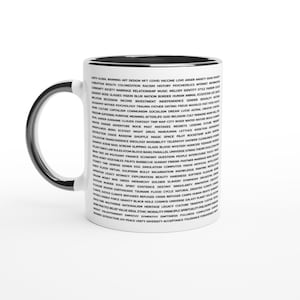 Könnte beinhalten: Weißer Keramikbecher mit schwarzem Innenraum und Henkel. Der Becher ist mit einem sich wiederholenden Muster aus Wörtern bedeckt, darunter "Liebe", "Wut" und "Gesellschaft". Ein einzigartiges Design.