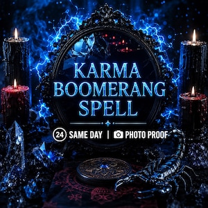 Peut inclure: Un cadre de miroir noir orné affiche le texte bleu lumineux KARMA BOOMERANG SPELL avec 24 SAME DAY et une icône d'appareil photo pour PHOTO PROOF. La scène comprend des bougies noires, des éclairs bleus, des cristaux et un scorpion noir.