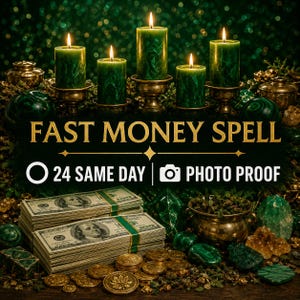 Op de afbeelding: Vijf groene stompkaarsen in koperen houders, stapels van 100-dollarbiljetten, gouden munten en groene kristallen. De tekst luidt: FAST MONEY SPELL, 24 SAME DAY, PHOTO PROOF tegen een donkere, glinsterende groene achtergrond.