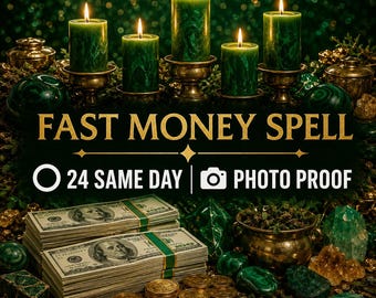 Puede incluir: Cinco velas de pilar verdes en candelabros de latón, fajos de billetes de cien dólares, monedas de oro y cristales verdes. El texto dice: FAST MONEY SPELL, 24 SAME DAY, PHOTO PROOF sobre un fondo verde oscuro y brillante.
