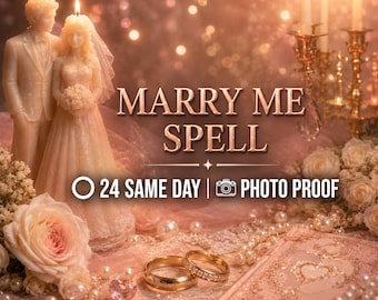 Puede incluir: Dos velas color crema con forma de novios junto a dos alianzas de oro, un libro pequeño y rosas blancas. El texto dice MARRY ME SPELL, 24 SAME DAY y PHOTO PROOF, sobre un fondo suave y brillante con efecto bokeh.