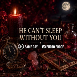 Peut inclure: Une scène sombre avec une bougie rouge, une montre de poche, une bouteille en verre contenant un liquide rouge et un cadre photo lié par une ficelle rouge. Le texte indique : HE CAN'T SLEEP WITHOUT YOU, 24 SAME DAY, PHOTO PROOF. Pleine lune.
