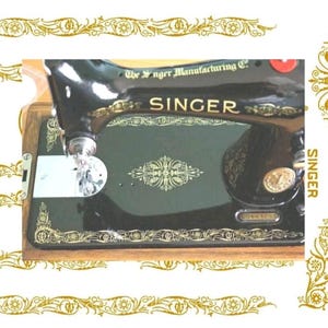 Könnte beinhalten: Eine schwarze Singer-Nähmaschine mit goldenen Filigranverzierungen an Basis und Arm. Die Maschine zeigt den Schriftzug "SINGER" und "The Singer Manufacturing Co." in Gold, eine silberne Stichplatte und einen hölzernen Sockel.