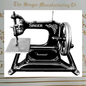 Può includere: Una macchina da cucire Singer vintage nera con barra dell'ago e volantino argentati. La macchina presenta decorazioni a volute bianche sul telaio e la scritta SINGER stampata in bianco sul lato. Poggia su una base piatta con quattro piedini.