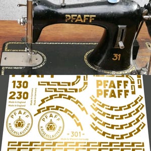 Può includere: Una macchina da cucire Pfaff 31 nera con scritte dorate e motivi decorativi a greca. Sotto, un foglio di decalcomanie presenta loghi Pfaff dorati, emblemi circolari con corone, bordi a greca e testo che include 130, 230, 301, Made in England e Made in Western Germany.