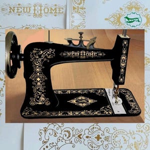 Puede incluir: Una máquina de coser vintage negra con intrincados adornos florales dorados y el texto NEW HOME impreso en el lateral. La máquina incluye un volante circular a la izquierda, un conjunto de aguja a la derecha y una base plana con patrones dorados.