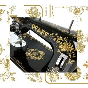 Puede incluir: Una máquina de coser negra con motivos florales dorados y el nombre de la marca PFAFF en letras doradas en el brazo. La máquina incluye una barra de aguja plateada, una palanca de ajuste de longitud de puntada y un emblema dorado circular.