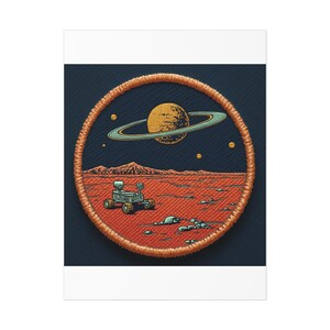 Peut inclure: Écusson brodé représentant une scène spatiale. Une planète avec des anneaux est dans le ciel au-dessus d'un paysage rouge avec un rover. L'écusson est circulaire avec une bordure orange, sur un fond bleu foncé.