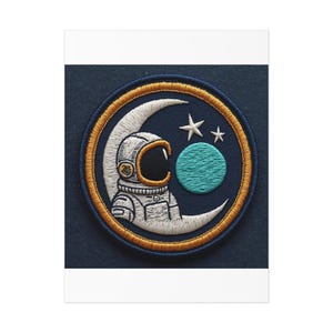 Może przedstawiać: Haftowana naszywka przedstawiająca astronautę w skafandrze kosmicznym siedzącego na księżycu w kształcie półksiężyca. Projekt zawiera turkusową planetę, dwie białe gwiazdy i złote obramowanie na granatowym tle. Naszywka o tematyce kosmicznej.