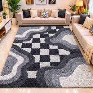 Puede incluir: Una alfombra rectangular grande con una superficie afelpada y texturizada. La alfombra presenta un patrón de líneas onduladas en tonos de gris y blanco, combinado con un diseño a cuadros en blanco y negro. La alfombra está diseñada para una sala de estar.