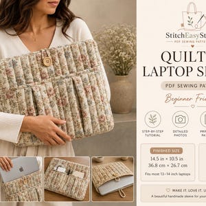 Op de afbeelding: Gewatteerde laptophoes met bloemenpatroon en knoopsluiting. Geschikt voor 13-14 inch laptops (36,8 cm x 26,7 cm). De afbeelding bevat de tekst "QUILTED LAPTOP SLEEVE" en "Beginner Friendly".