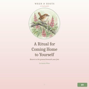 Może przedstawiać: Miękkie r&oacute;żowe i białe tło z tekstem "WREN & ROOTS a ritual guide". Tekst "A Ritual for Coming Home to Yourself" jest wyświetlany pod okrągłą ilustracją ptaka na gałęzi. Wyświetlany jest r&oacute;wnież tekst "Return to the ground beneath your feet".