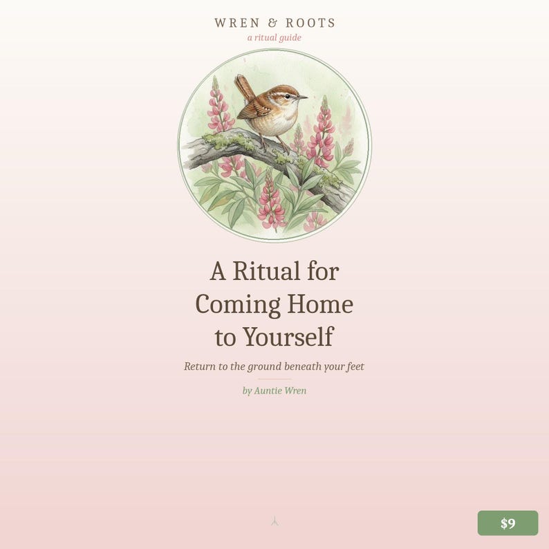 Może przedstawiać: Miękkie r&oacute;żowe i białe tło z tekstem "WREN & ROOTS a ritual guide". Tekst "A Ritual for Coming Home to Yourself" jest wyświetlany pod okrągłą ilustracją ptaka na gałęzi. Wyświetlany jest r&oacute;wnież tekst "Return to the ground beneath your feet".