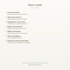 Pu&ograve; includere: Grafica color crema con il titolo "What's Inside" e il sottotitolo "A Season of Ritual". Il testo elenca i contenuti: assunzione personale, arco rituale, design del ciclo lunare, elenchi di materiali, invocazioni parlate, guida post-trattamento e una nota di chiusura.