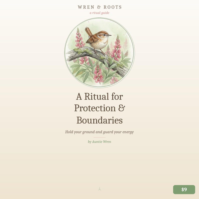 Op de afbeelding: Een zachtgroene en cr&egrave;mekleurige gids getiteld "Een Ritueel voor Bescherming & Grenzen" door Auntie Wren. De omslag toont een aquarel illustratie van een vogel die op een tak met roze bloemen zit. De tekst "WREN & ROOTS a ritual guide" staat bovenaan.