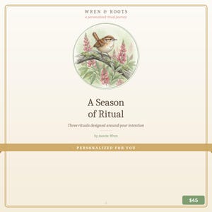 Pu&ograve; includere: Una carta color crema con il testo "WREN & ROOTS" e "A Season of Ritual". La carta presenta un'illustrazione circolare di un uccello su un ramo con fiori rosa. &Egrave; presente anche il testo "PERSONALIZZATO PER TE".