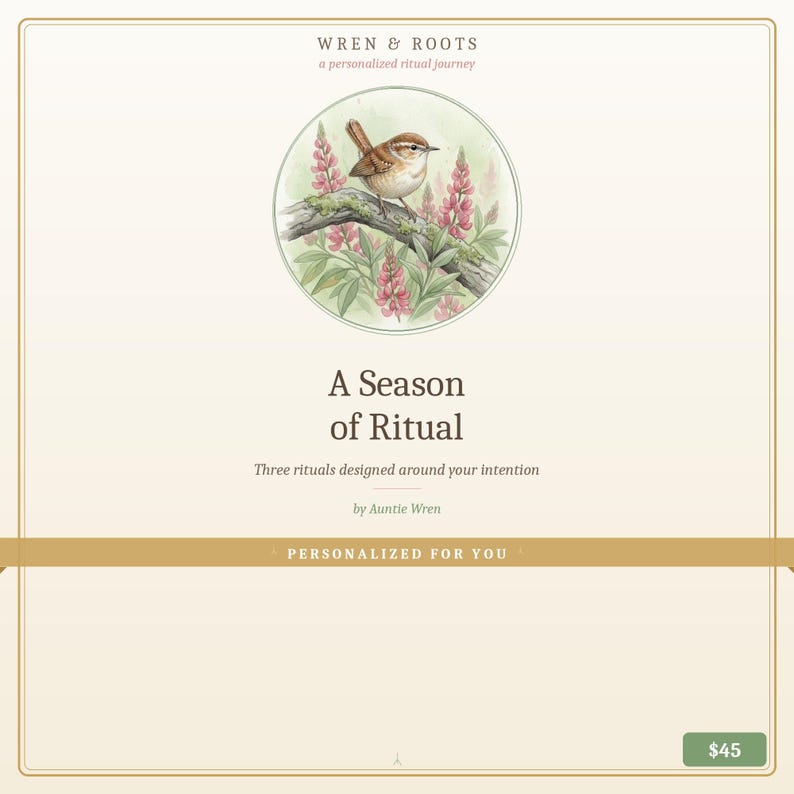 Pu&ograve; includere: Una carta color crema con il testo "WREN & ROOTS" e "A Season of Ritual". La carta presenta un'illustrazione circolare di un uccello su un ramo con fiori rosa. &Egrave; presente anche il testo "PERSONALIZZATO PER TE".