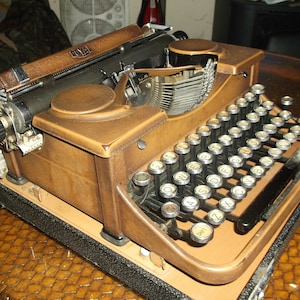 Antique Vtg 1920's Glass Keytops Brown Woodgrain  Royal Typewriter Flat Top Great Serviced And Tested