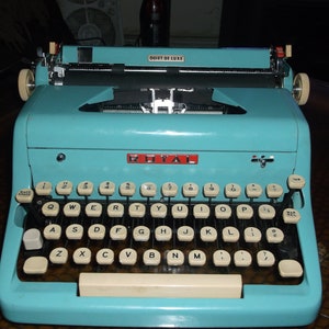 Antike authentische 1950er Jahre Türkis Royal Handarbeit Schreibmaschine Quiet Deluxi Mit Tweede Tragetasche Serviced And Tested Bild 1