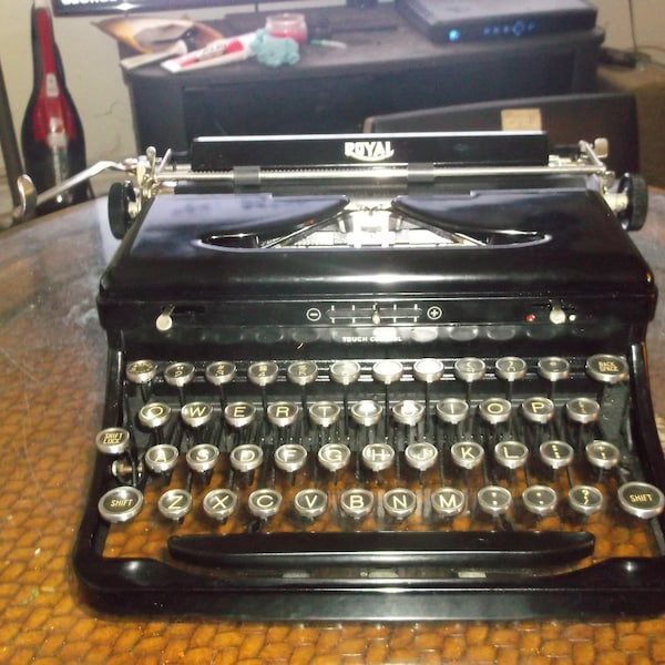 Verre Keytops VINTAGE 1930's ROYAL Typewriter Services et testé avec un nouveau ruban installé avec un étui de transport en cuir de vachette en bois