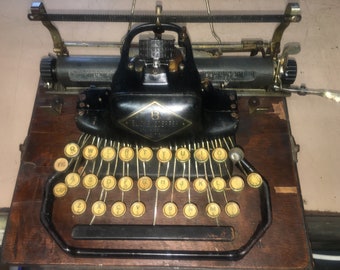 Vintage 1907 Blickensderfer No. 8 Schreibmaschine auf Holzsockel Serial nr#157016 Works Uhr viedo