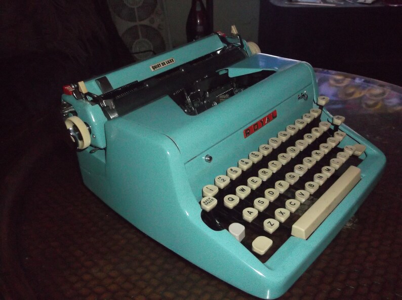 Antike authentische 1950er Jahre Türkis Royal Handarbeit Schreibmaschine Quiet Deluxi Mit Tweede Tragetasche Serviced And Tested Bild 2