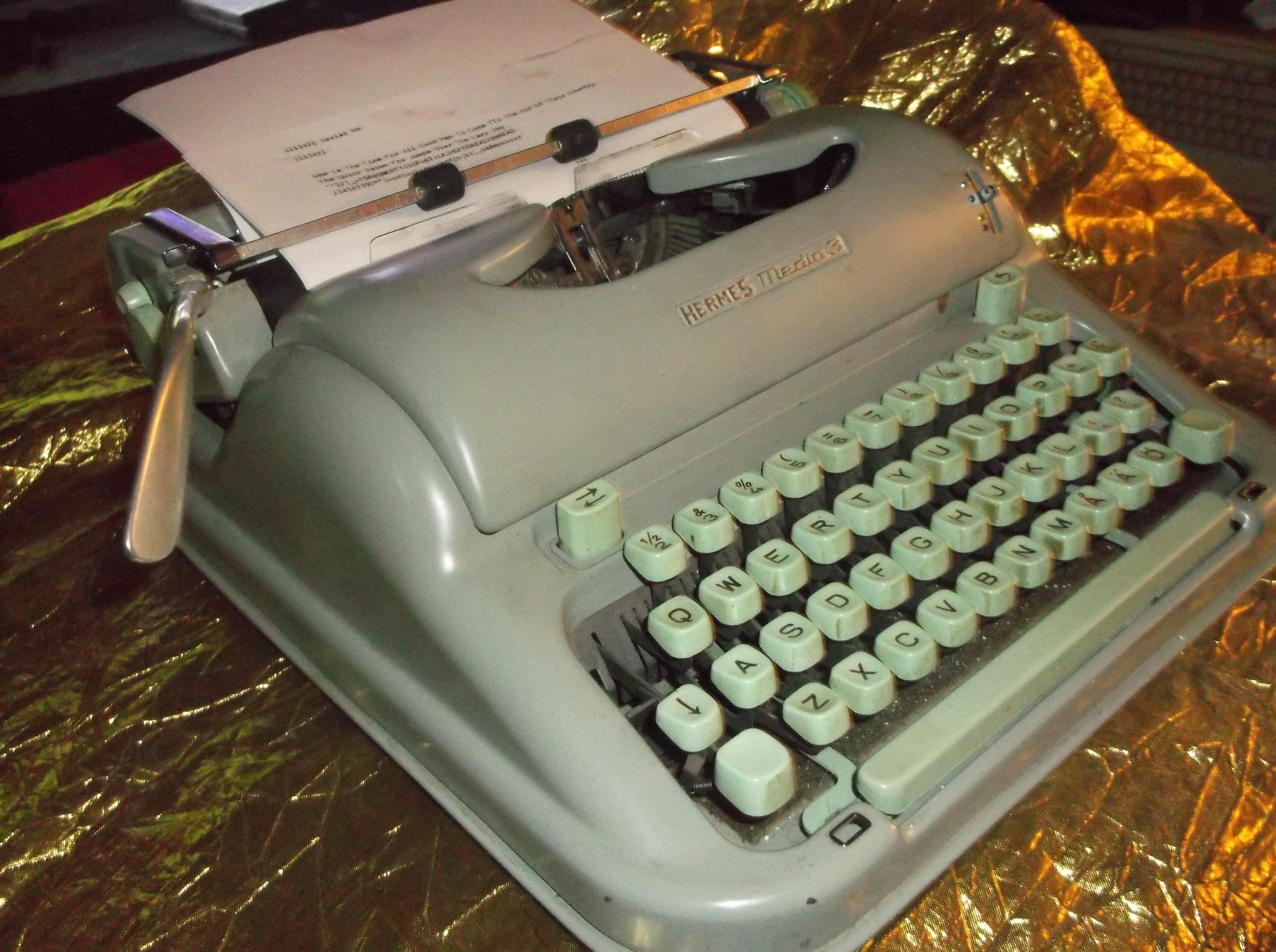 Hermes media 3 このタイプライターはHermes 3000と同じで、アメリカと