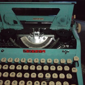Antike authentische 1950er Jahre Türkis Royal Handarbeit Schreibmaschine Quiet Deluxi Mit Tweede Tragetasche Serviced And Tested Bild 8