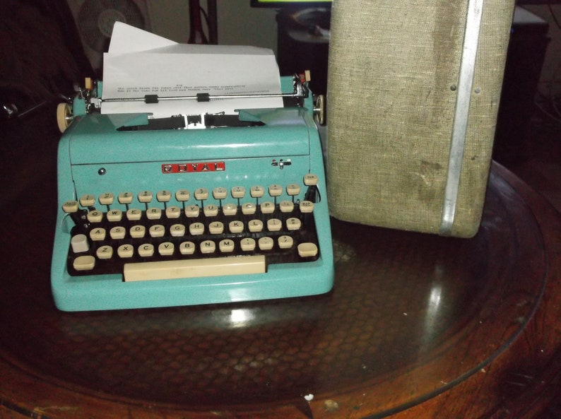 Antike authentische 1950er Jahre Türkis Royal Handarbeit Schreibmaschine Quiet Deluxi Mit Tweede Tragetasche Serviced And Tested Bild 7