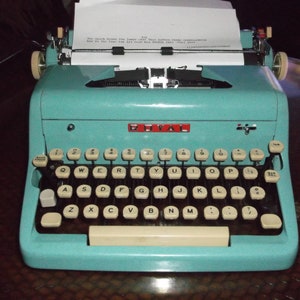 Antike authentische 1950er Jahre Türkis Royal Handarbeit Schreibmaschine Quiet Deluxi Mit Tweede Tragetasche Serviced And Tested Bild 9