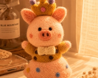 Colgante de cerdito princesa de fieltro de lana hecho a mano — Figura rosa de 12 cm
