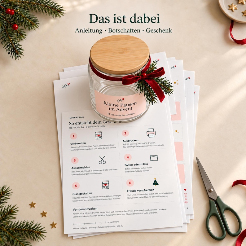 May include: A clear glass jar with a bamboo lid, a red velvet ribbon, and a small pine sprig. The label reads "Kleine Pausen im Advent". Beneath the jar are printed instruction sheets with the text "So entsteht dein Geschenk" and a pair of scissors.