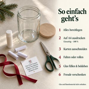 May include: A clear glass jar with a wooden lid, a glue stick, three small paper scrolls, a red ribbon, and scissors. Text reads: So einfach geht's, 1 Alles bereitlegen, 2 Auf A4 ausdrucken, 3 Karten ausschneiden, 4 Falten oder rollen, 5 Glas f&uuml;llen & bekleben, 6 Freude verschenken.