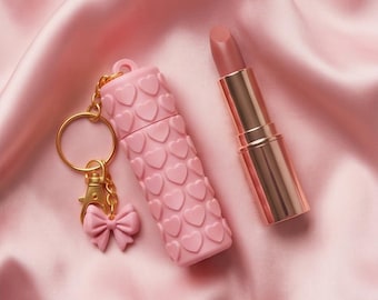 3D-geprinte lippenstifthouder sleutelhanger | Roze strik met hartstructuur | Leuk tasaccessoire | Cadeau voor haar | Handgemaakt in Portugal