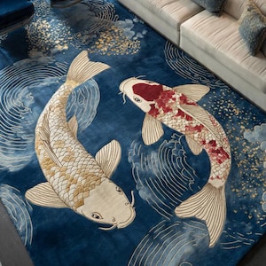 Pode incluir: Um tapete retangular grande com um fundo azul profundo e dois peixes koi nadando em movimento circular. Um peixe é principalmente dourado e creme, enquanto o outro é branco com escamas vermelhas e douradas. O design inclui detalhes dourados.