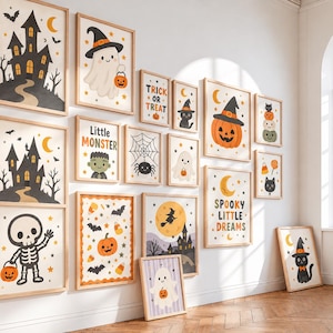 Może przedstawiać: Kolekcja oprawionych grafik ściennych z motywami Halloween, w tym nawiedzony dom, duch, szkielet, dynia, czarny kot, pajęczyna oraz napisy Trick or Treat, Little Monster i Spooky Little Dreams.