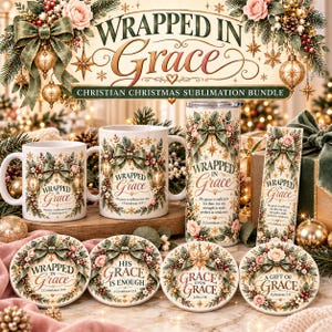 Op de afbeelding: Een collectie christelijke kerstartikelen met twee witte keramische mokken, een hoge beker, een bladwijzer en vier ronde onderzetters. Elk item toont bloemenkransen, groene strikken en de tekst Wrapped in Grace met bijbelverzen.